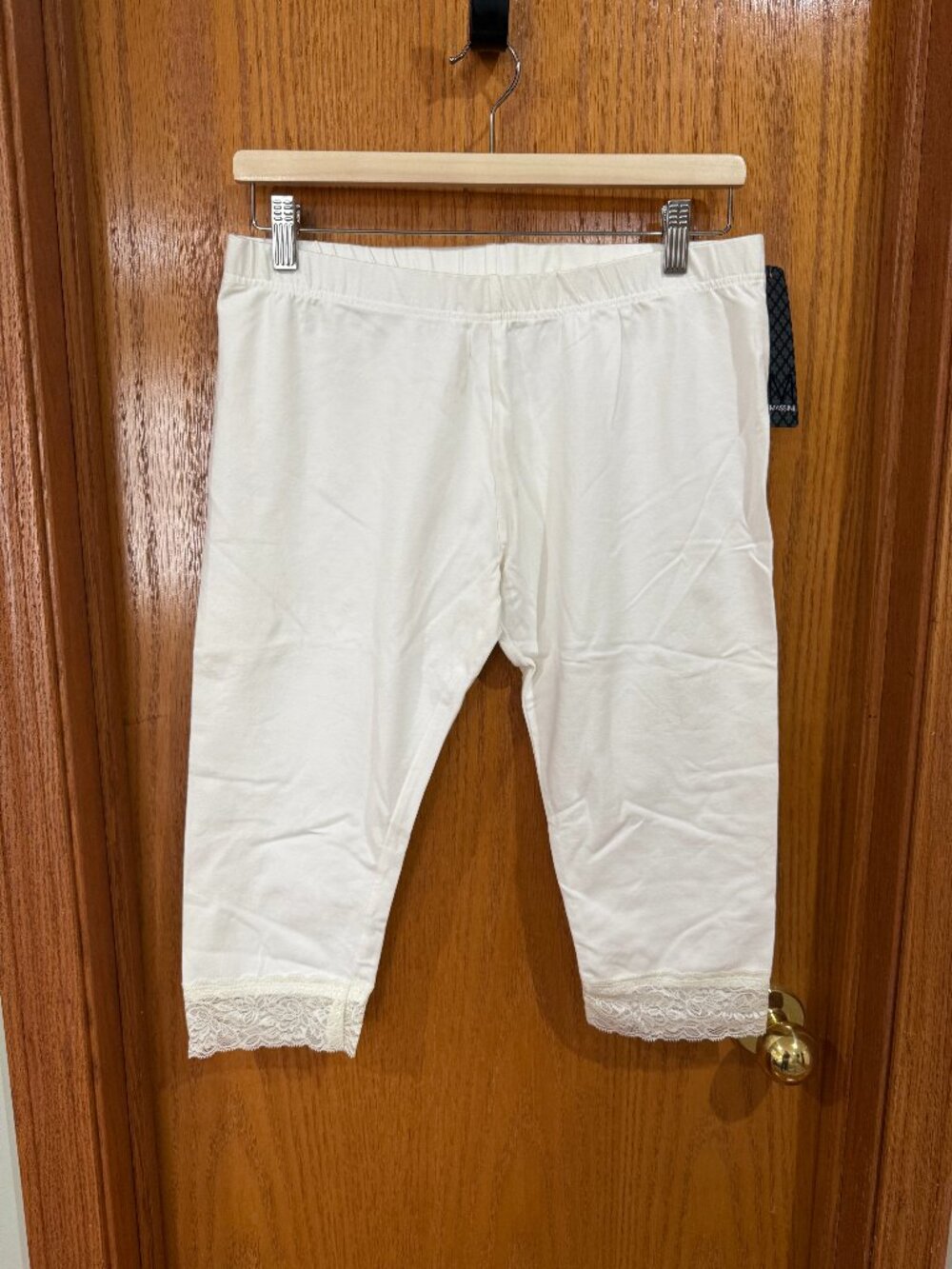 Women's Massini White Lace Trim Capri Leggings Large